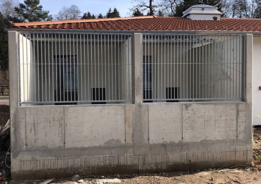 Quarantäneauslauf eines Tierheims mit verzinkten Rohrstabelementen im Frontbereich