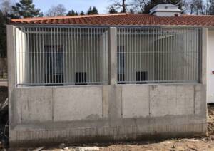 Quarantäneauslauf eines Tierheims mit verzinkten Rohrstabelementen im Frontbereich